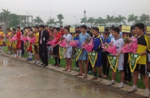 Cơn lốc đá bóng trên sân bóng đá cỏ nhân tạo Cơn lốc đá bóng trên sân bóng đá cỏ nhân tạo