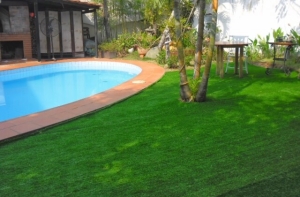 Thảm cỏ nhân tạo cho hồ bơi thêm xanh mát Thảm cỏ nhân tạo cho hồ bơi thêm xanh mát