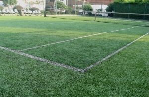 Các đặc điểm chính của cỏ nhân tạo sân Tennis Các đặc điểm chính của cỏ nhân tạo sân Tennis
