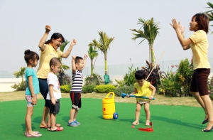 Chơi golf ngay tại nhà với sân golf thảm cỏ nhân tạo Chơi golf ngay tại nhà với sân golf thảm cỏ nhân tạo