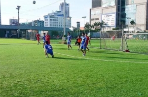 Cách vệ sinh sân bóng cỏ nhân tạo đúng chuẩn Cách vệ sinh sân bóng cỏ nhân tạo đúng chuẩn