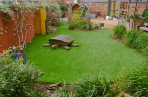 Mách bạn cách thiết kế sân vườn cỏ nhân tạo hiện đại Mách bạn cách thiết kế sân vườn cỏ nhân tạo hiện đại