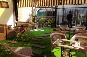 Những cách thiết kế cỏ nhân tạo cho quán cà phê Những cách thiết kế cỏ nhân tạo cho quán cà phê