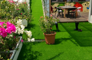 Trang trí cỏ nhân tạo sân thượng độc đáo và ấn tượng Trang trí cỏ nhân tạo sân thượng độc đáo và ấn tượng