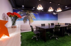 Trang trí phòng họp đầy sáng tạo với cỏ nhân tạo