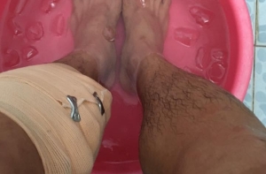 Chơi bóng trên mặt sân cỏ nhân tạo vào mùa hè nóng bức Chơi bóng trên mặt sân cỏ nhân tạo vào mùa hè nóng bức