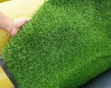Thảm cỏ nhân tạo có tốt bằng thảm cỏ tự nhiên hay không?