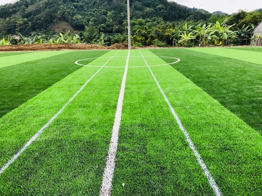 Sân bóng đá cỏ nhân tạo rõ ràng vượt trội hơn so với sân cỏ tự nhiên