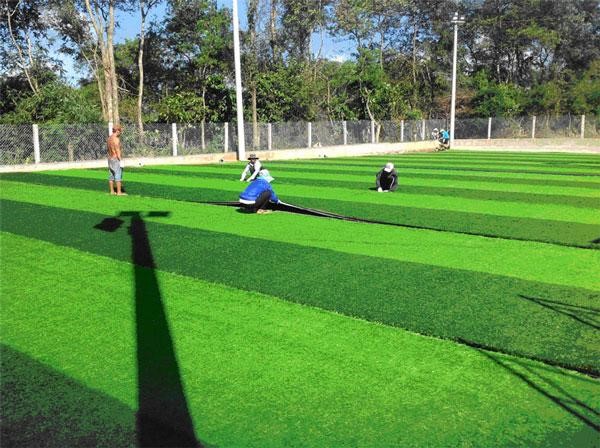 Lột bỏ lớp cỏ cũ để thay thế lớp cỏ mới cho sân bóng